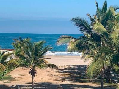 Hermosa Casa de 3 Pisos con Linda Vista Al Mar en El Balneario de Punta Sal.