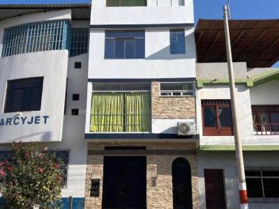 Venta de Casa de 4 Niveles en Av